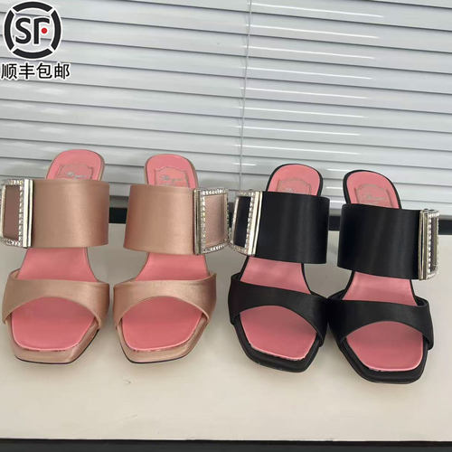 rv法式一字带绸缎面方扣水钻喇叭跟织物高跟凉拖鞋外穿气质穆勒鞋