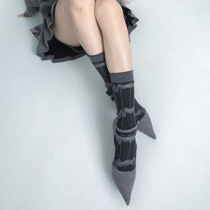 SS2L秋冬新款小众设计感浮雕麻花波纹格雷系甜酷中筒袜子女无骨袜