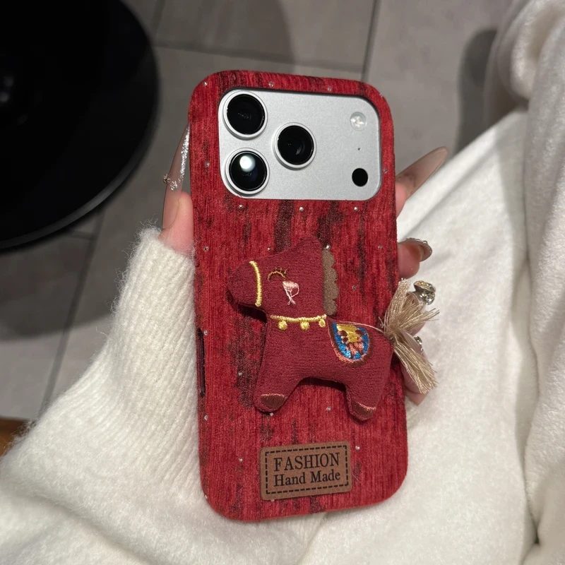 可爱卡通马年带钻毛呢格纹立体小马适用苹果17手机壳iphone16promax新款15pro14防摔保护套17pro/13女款