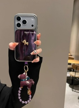 中国风复古渐变紫色立体小金马适用于苹果17pro手机壳iphone16马年手链条14promax滴胶13寓意好物15pro