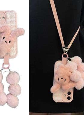 秋冬ins毛绒粉折耳朵兔子公仔手腕圈适用于苹果16手机壳14iphone15promax斜跨皮绳12软套11全包13新款XS