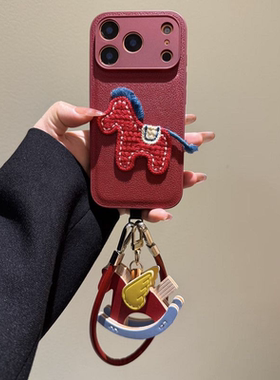 马年酒红素皮纹刺绣小马适用于苹果17pormax手机壳iPhone15/14/16手绳13保护套