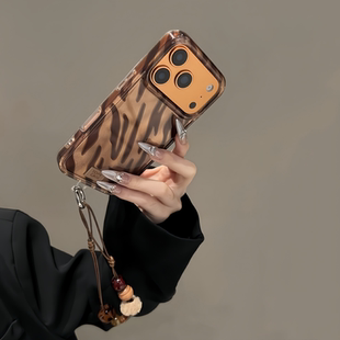 高级感棕斑马纹适用于苹果17promax手机壳iPhone16promax小众15pro复古14promax简约12pro手机挂绳13秋冬女款