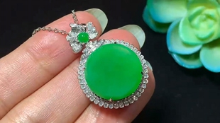 天然缅甸翡翠18k圆牌吊坠 整体：29.8/20.6/9.5裸石：16.3/3.5