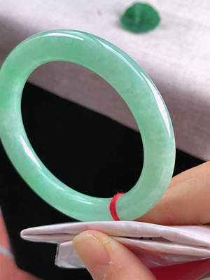 天然缅甸翡翠手镯，圆条54.2冰种满色，种老水头好，冰润，完美