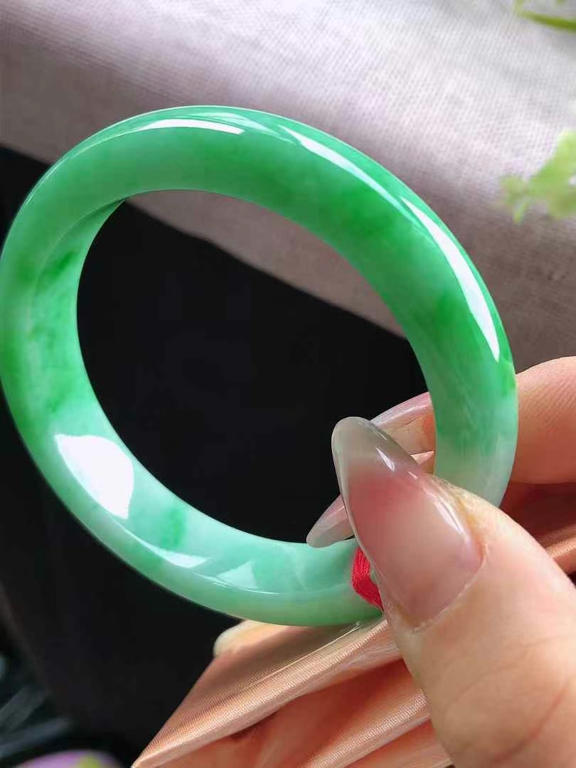 翡翠镯子水头好是指什么(翡翠手镯是水头好还是绿头好) 第2张