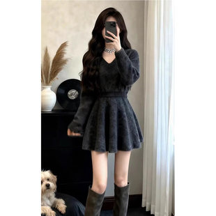 2025新款灰色收腰显瘦V领针织连衣裙子秋冬长袖内搭加厚毛衣短裙