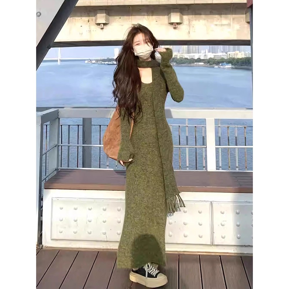 2025新款复古港风针织裙女秋冬新款u领气质收腰显瘦长款毛衣连衣