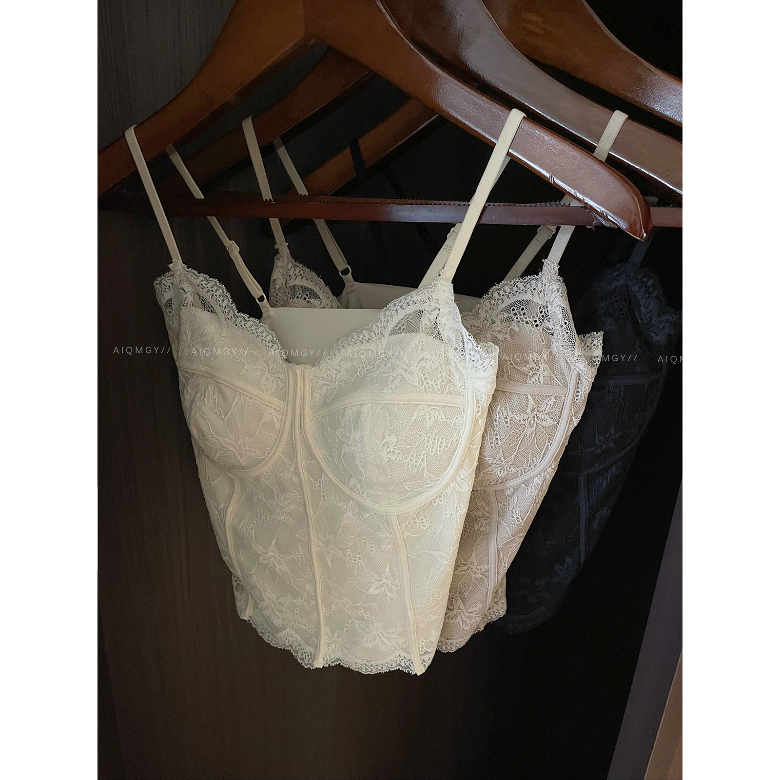 爱情魔鬼鱼 纯色蕾丝吊带背心女2026年新款修身无痕美背内搭上衣