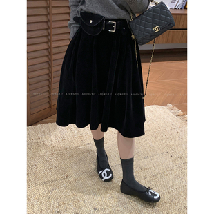 爱情魔鬼鱼 黑色配腰包丝绒半身裙女2026秋季新款显瘦A字裙中裙子