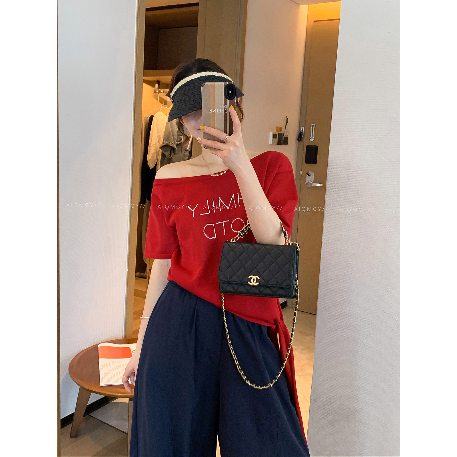 爱情魔鬼鱼斜领露肩字母冰丝T恤