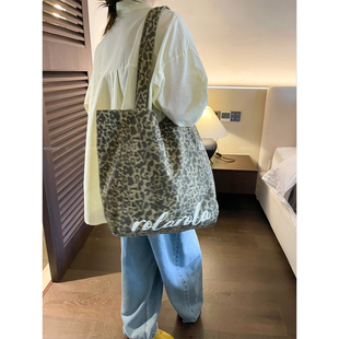 大容量购物袋单肩托特包 豹纹字母帆布包女士新款 爱情魔鬼鱼 时尚