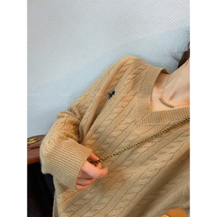 爱情魔鬼鱼 卡其色长袖V领麻花针织衫女2025冬季新款宽松打底上衣