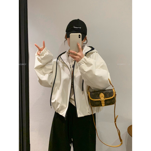爱情魔鬼鱼撞色抽绳连帽冲锋衣