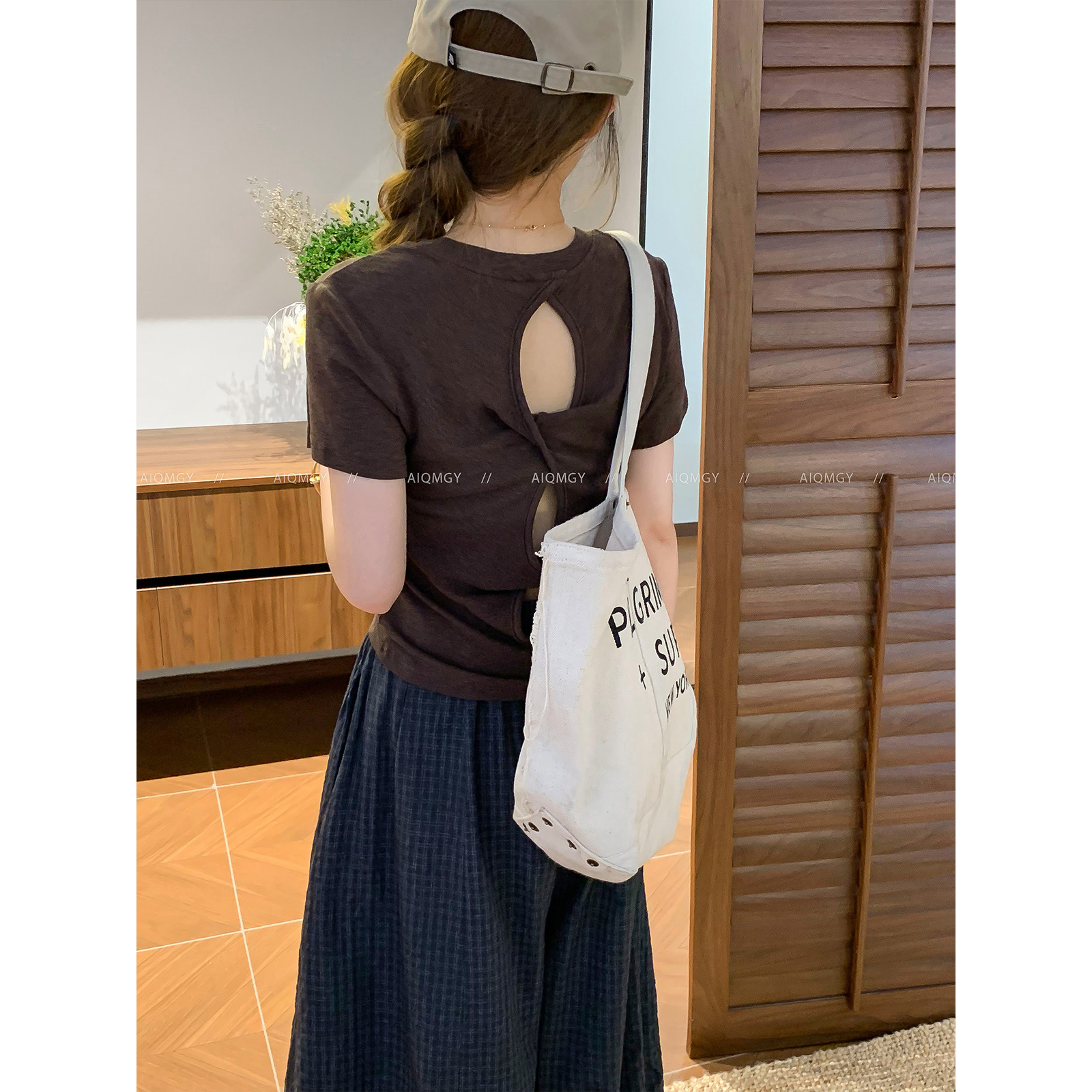 爱情魔鬼鱼 圆领露背扭结短袖T恤女2026夏季新款显瘦时尚纯色上衣