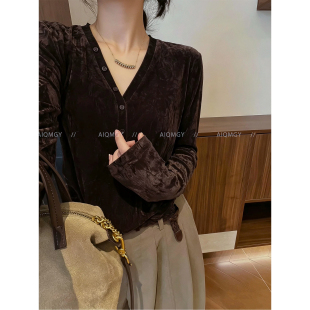 爱情魔鬼鱼 咖色时尚V领长袖丝绒T恤女2026秋季新款宽松休闲上衣