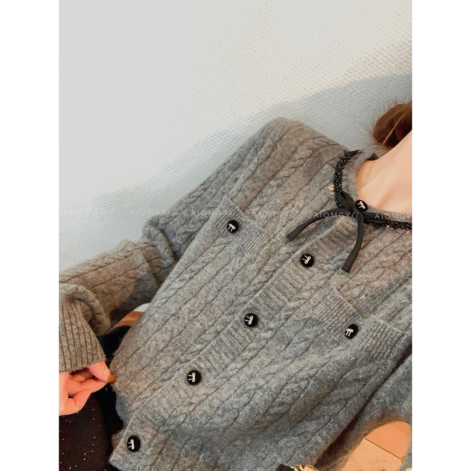 爱情魔鬼鱼 灰色圆领蝴蝶结麻花针织开衫女2025冬季新款时尚上衣