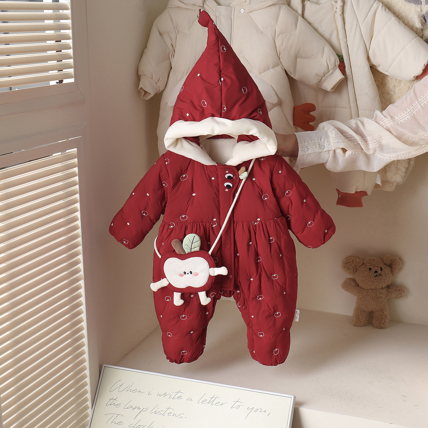 婴儿羽绒服连体衣冬季女宝宝衣服小月龄外出服白鸭绒秋冬抱衣爬服