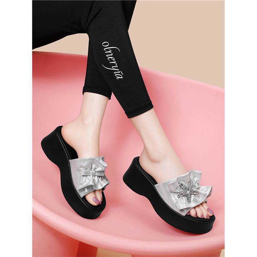 水钻蝴蝶结一字拖女2026夏厚底防滑露趾外穿松糕底高级感凉拖鞋子