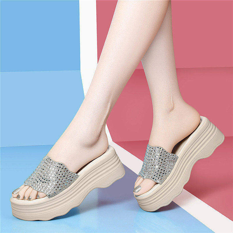 米色凉拖鞋女款2026新款夏季外穿防滑时尚高级感软底沙滩一字拖鞋