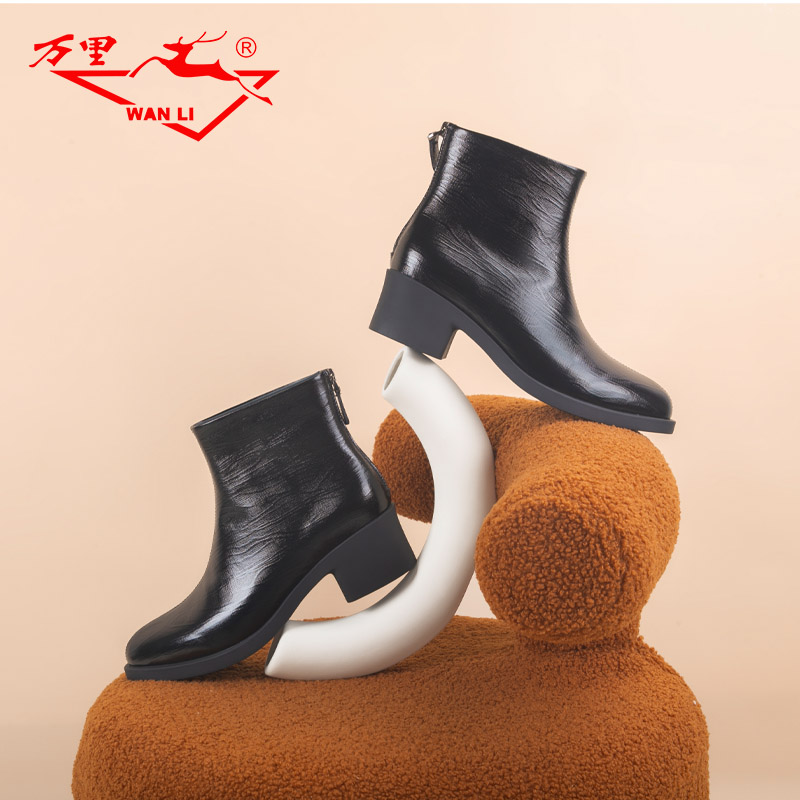 万里新款时尚后拉链真皮短靴百搭粗跟加绒女靴HMT656