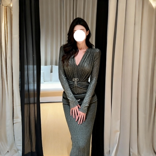 御姐风套装女修身V领针织上衣巨好看的两件套冬季新款显瘦半身裙