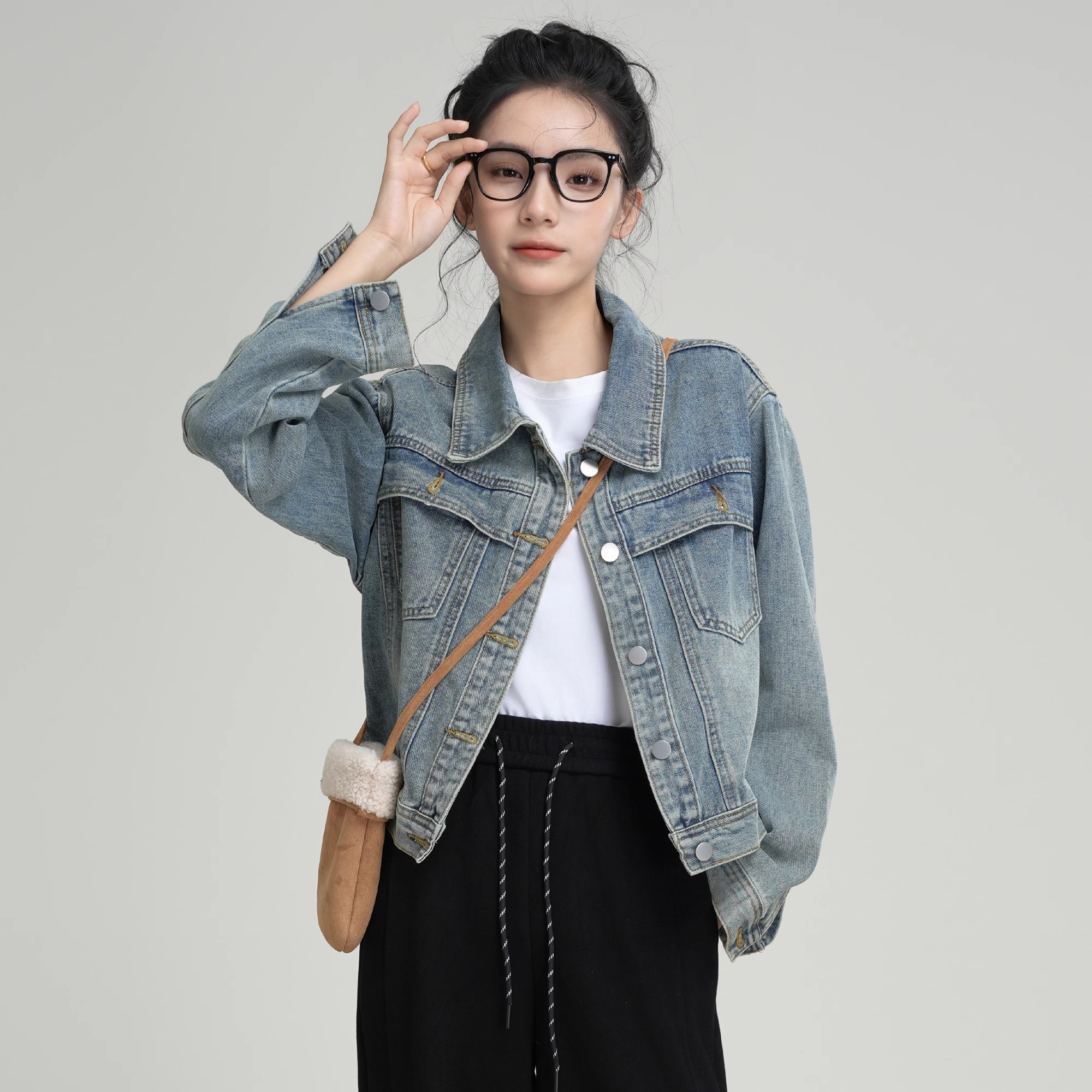 浅蓝色短款软牛仔外套女秋季上衣