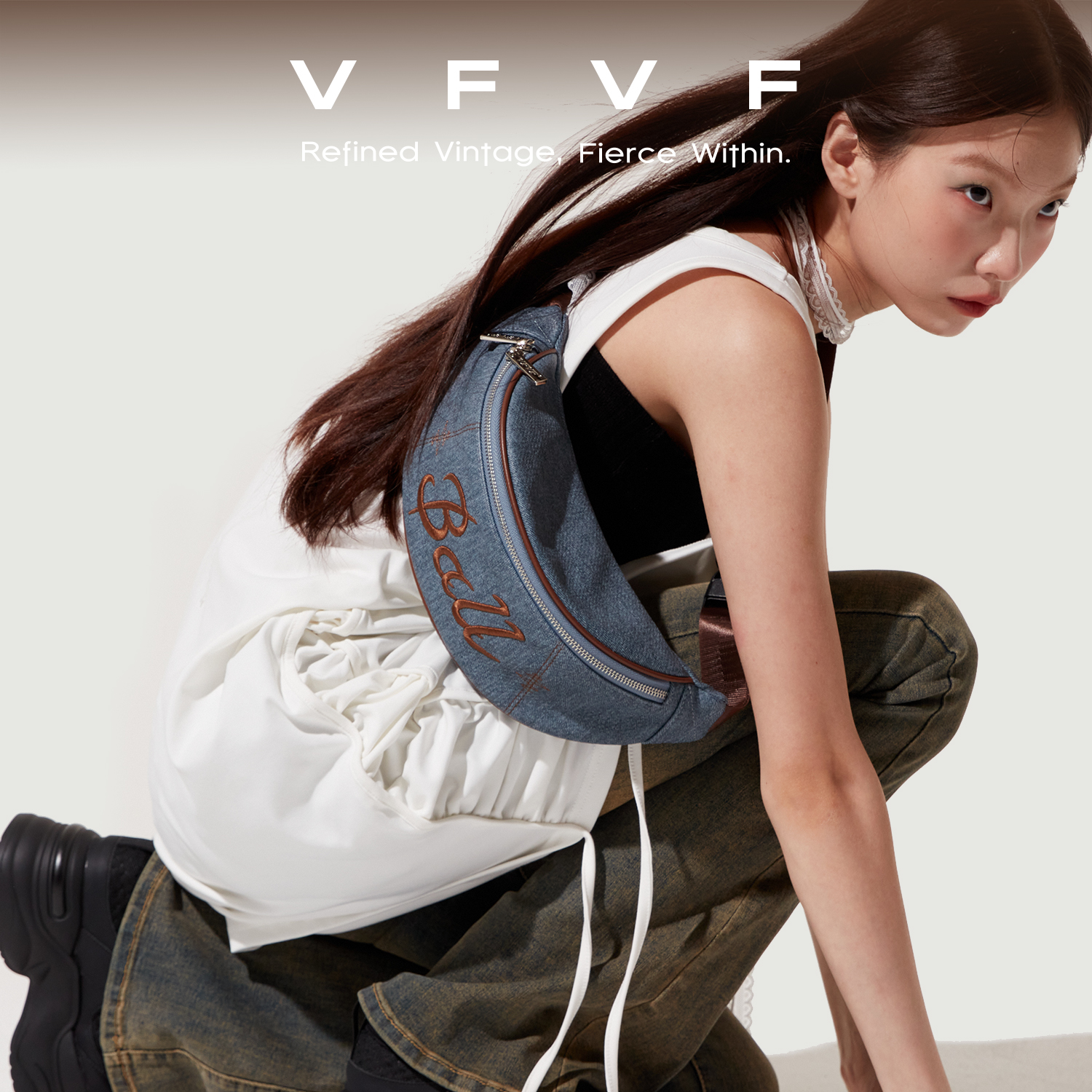 VFVF运动设计感潮中性斜挎胸包女大容量跑步健身腰包钱包女式2025