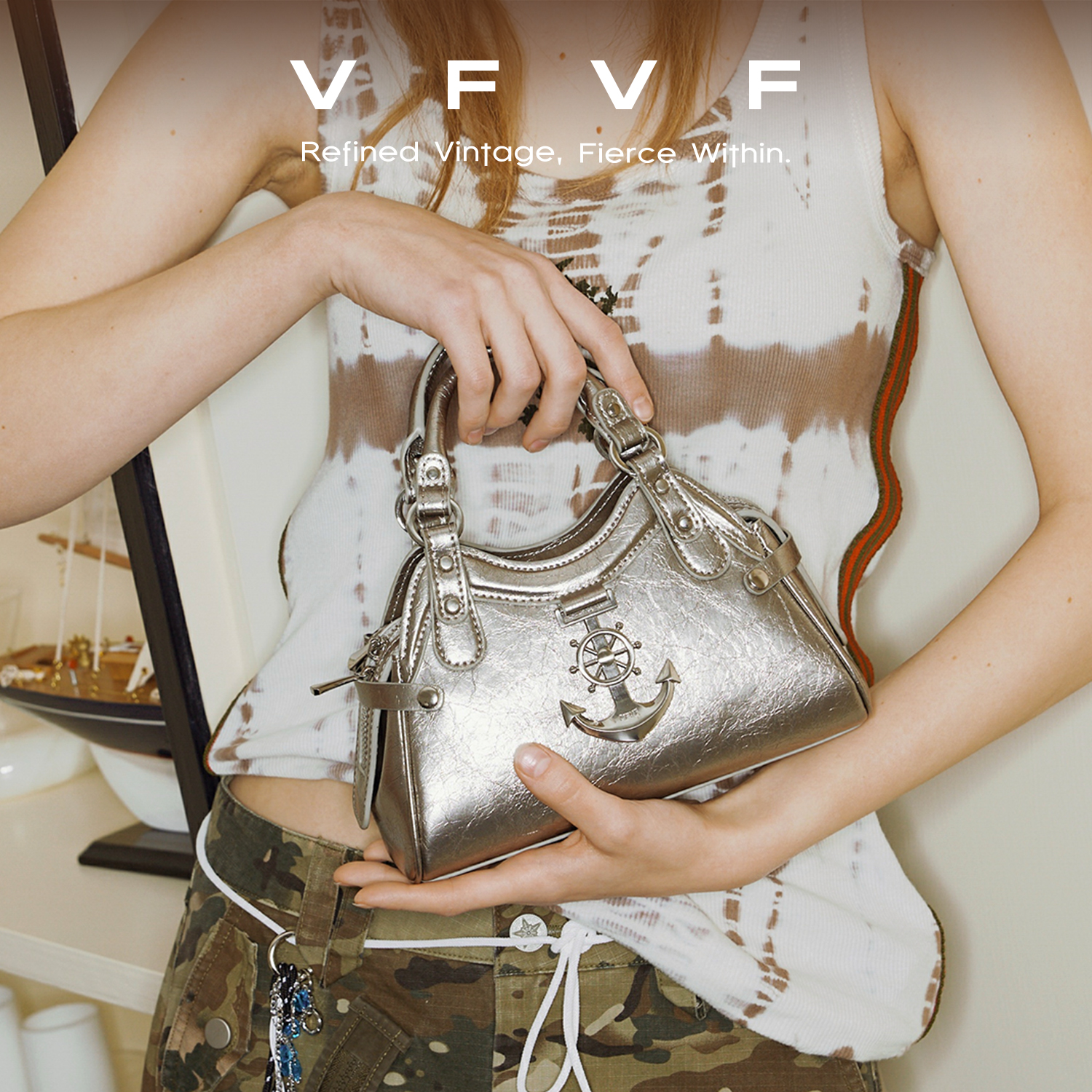 Betty迷你鳄鱼纹漆皮斜跨包