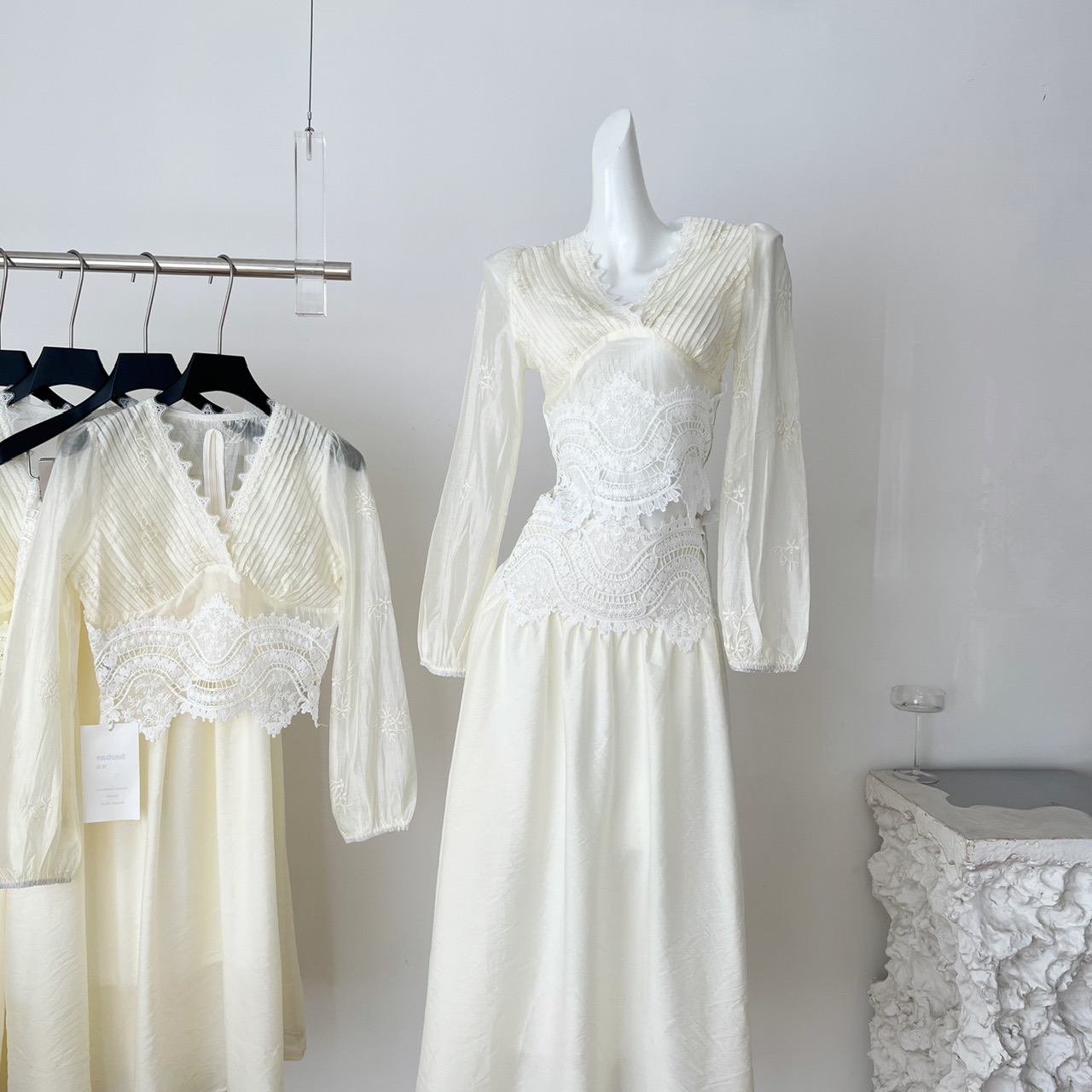 陈佳楠8/13romantic白月光南法lady风 重工V领花边小衫/半裙