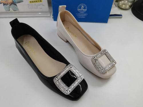 德赛帝伦方头女漆皮单鞋浅口水钻时尚瓢鞋软底2024新款方扣晚晚鞋