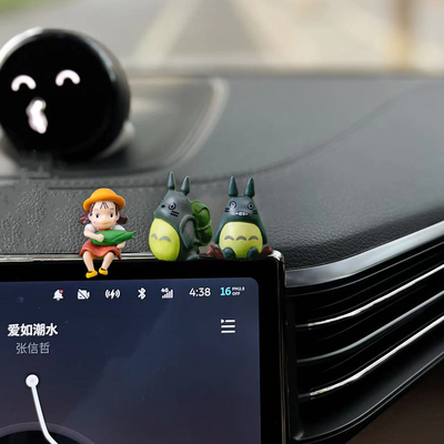 宫崎骏汽车摆件可爱治愈车内装饰品中控台龙猫小梅抱玉米车载玩偶