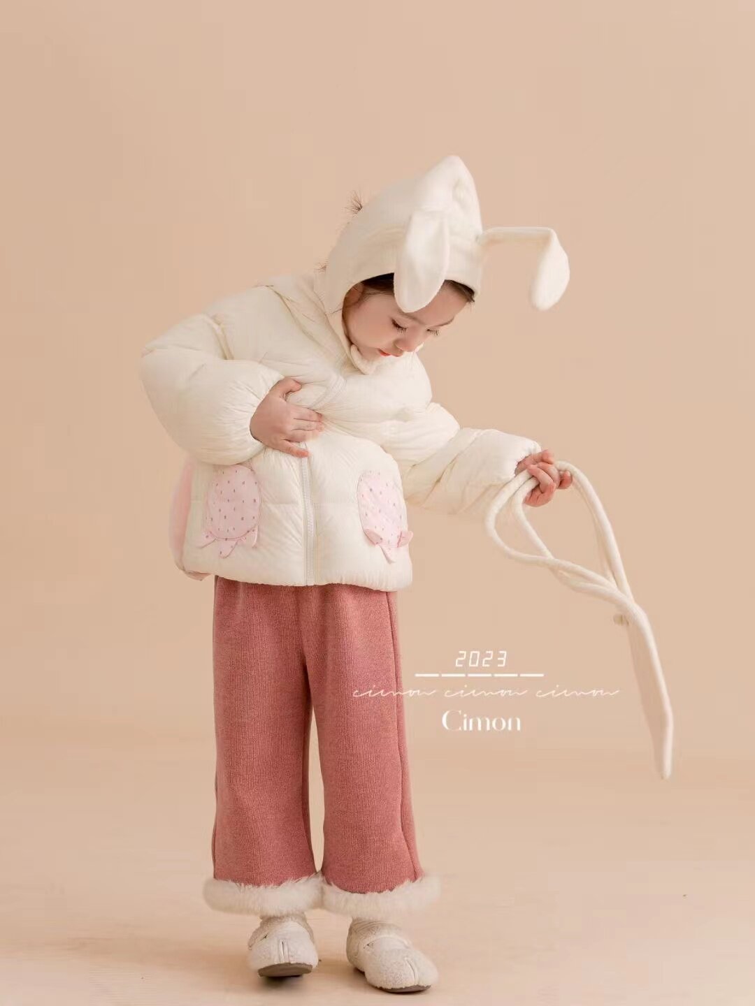 启萌保暖羽绒服短款白色小兔子耳朵帽子轻薄款柔软羽绒服女宝上衣