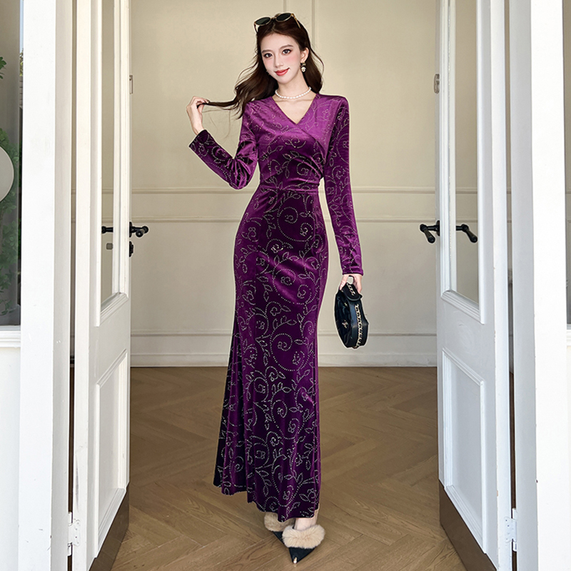 V领长袖修身紫色丝绒连衣裙女