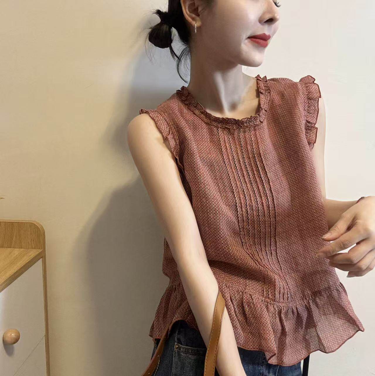 26夏季新款韩版时尚百搭洋气减龄木耳边荷叶边圆领无袖衬衫女上衣