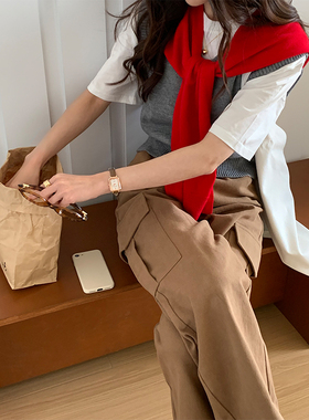 时髦搭配装饰衬衫外搭披肩