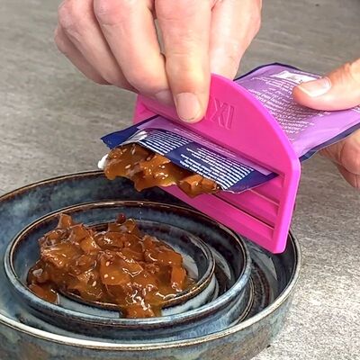 Cat Food Squeezing Practical Tool, Pet Feeding Aid, Compact
