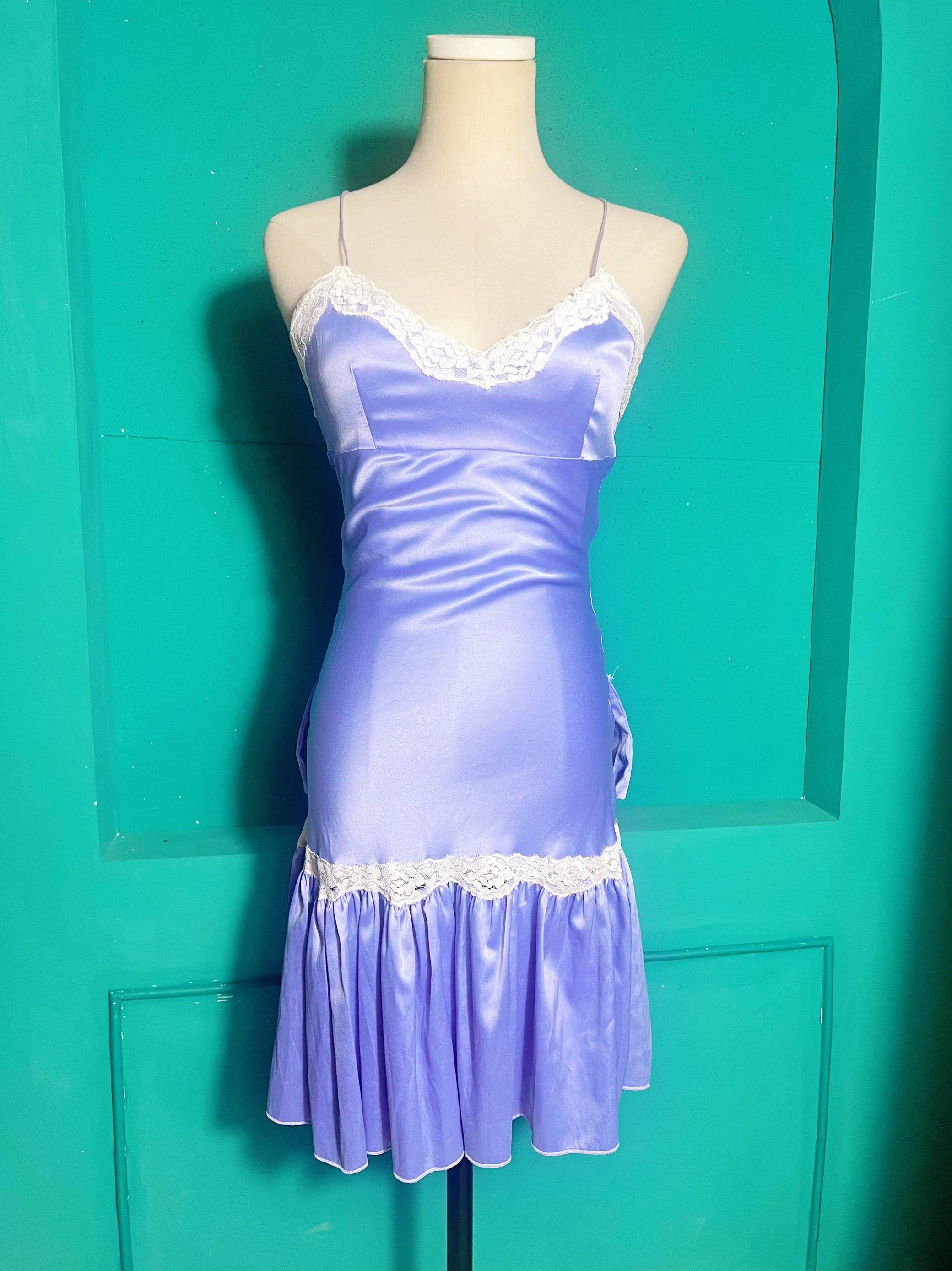 angela mele 纯欲缎面吊带裙