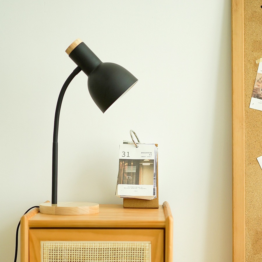 北欧台灯学习专用大学生护眼书桌家用宿舍灯创意简约插电式床头灯