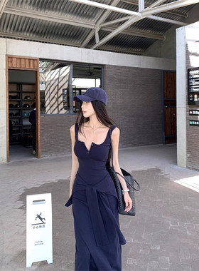 藏蓝色吊带裙小众带胸垫连衣裙女夏季气质收腰显瘦长裙辣妹包臀裙