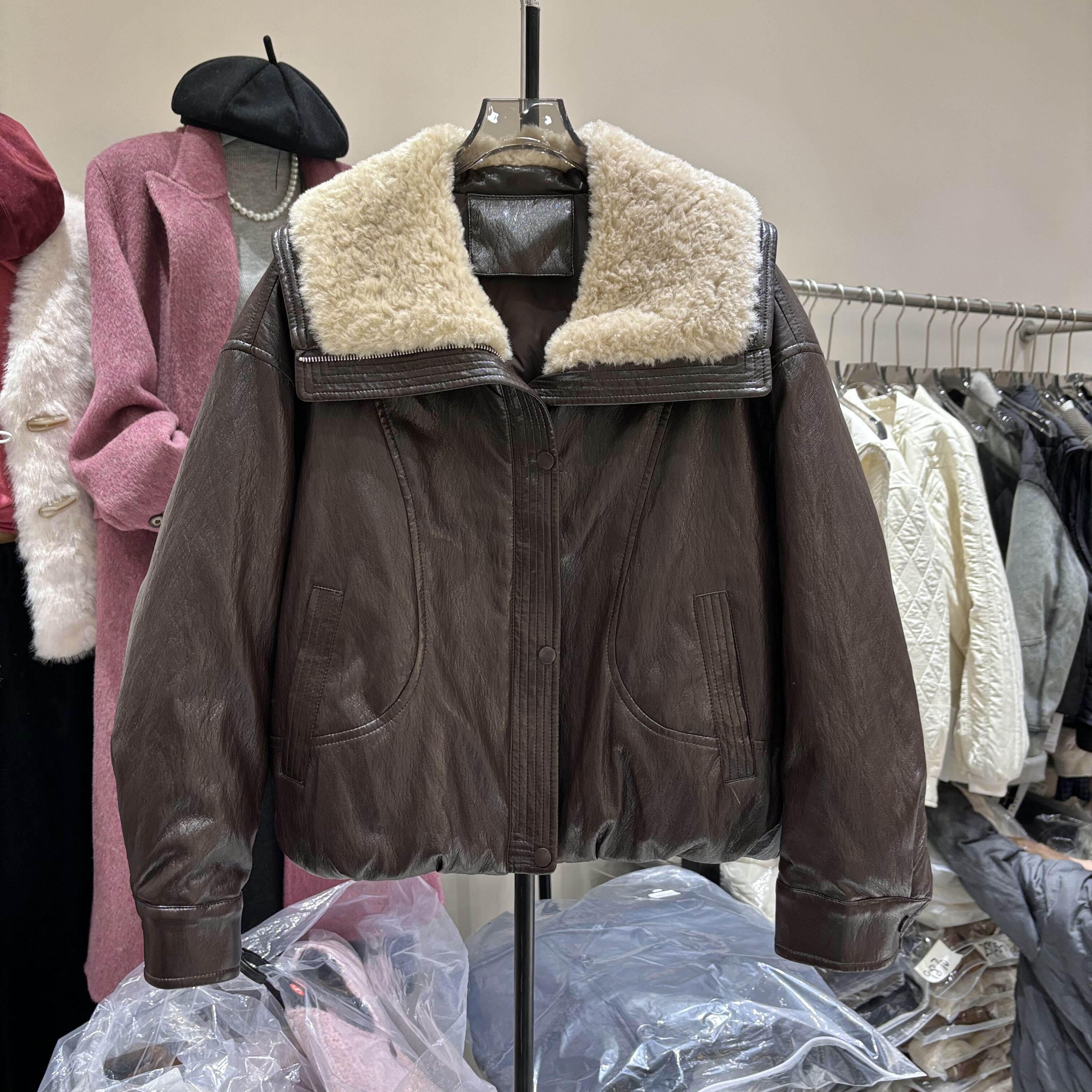 2025冬季新款韩版宽松显瘦羊羔毛翻领皮衣羽绒服女短款外套25A65