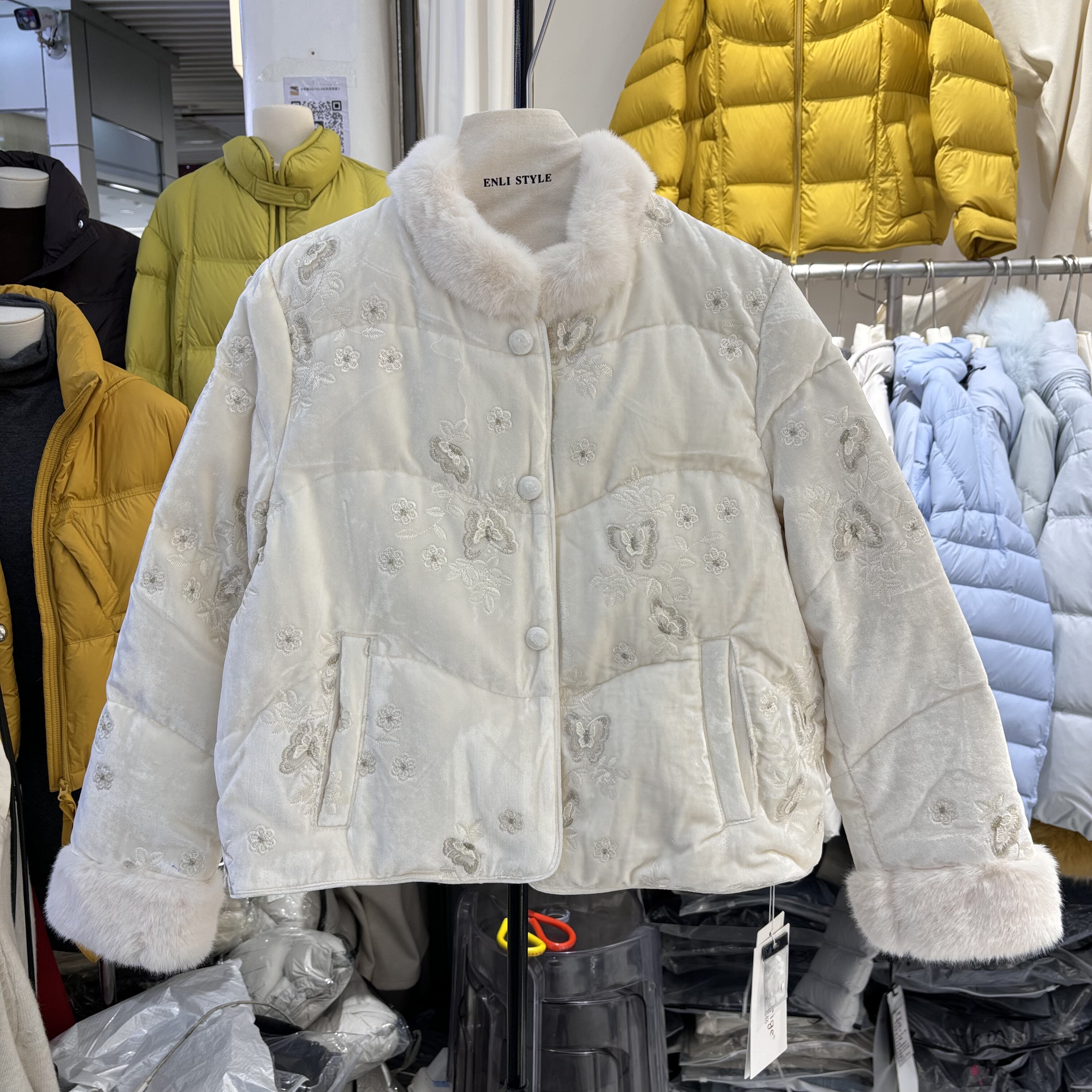 新中式花朵刺绣单排扣短款丝绒羽绒服女2025年冬季新款白鸭绒外套