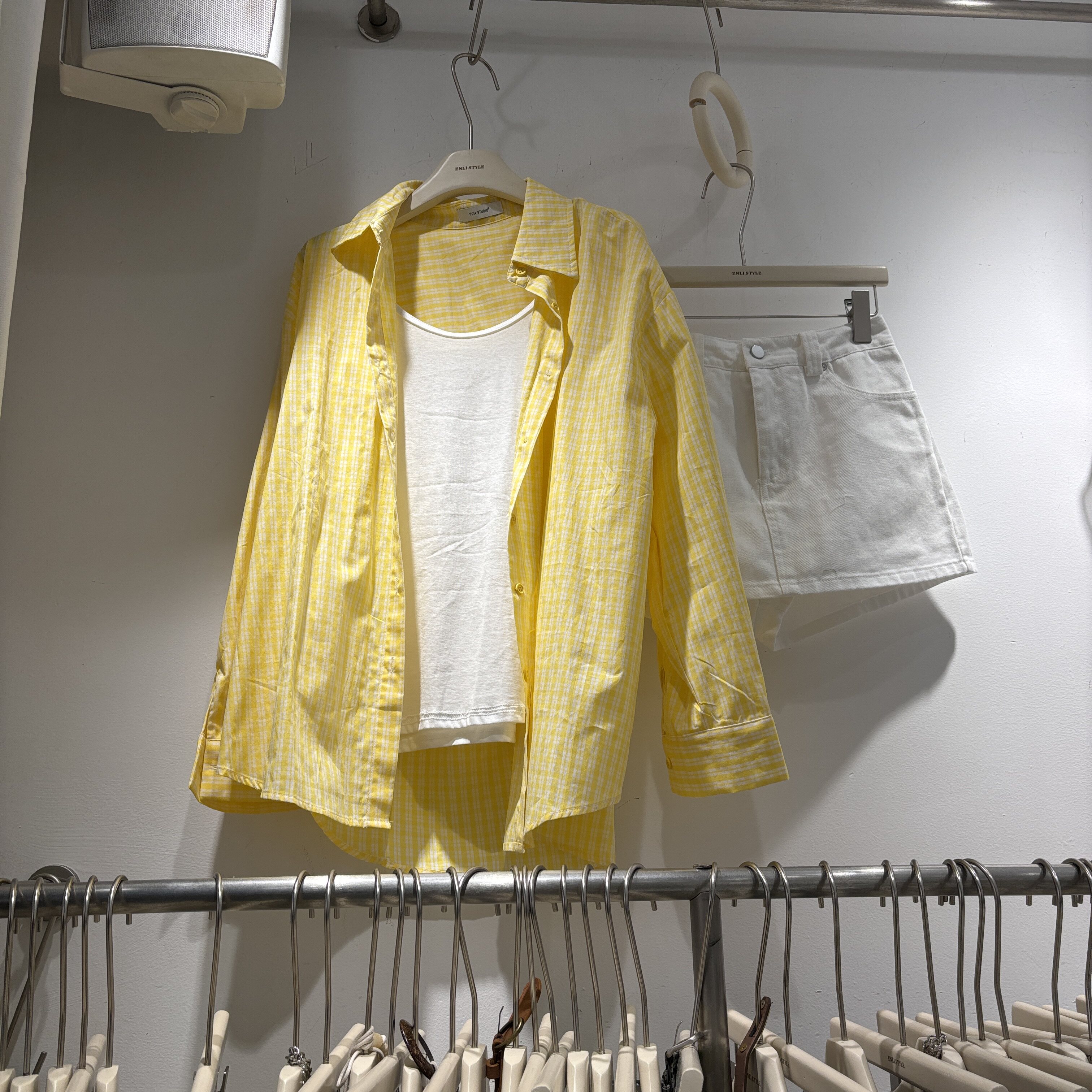 韩版休闲风三件套女纯棉黄色衬衫+白色吊带背心+白色牛仔短裤