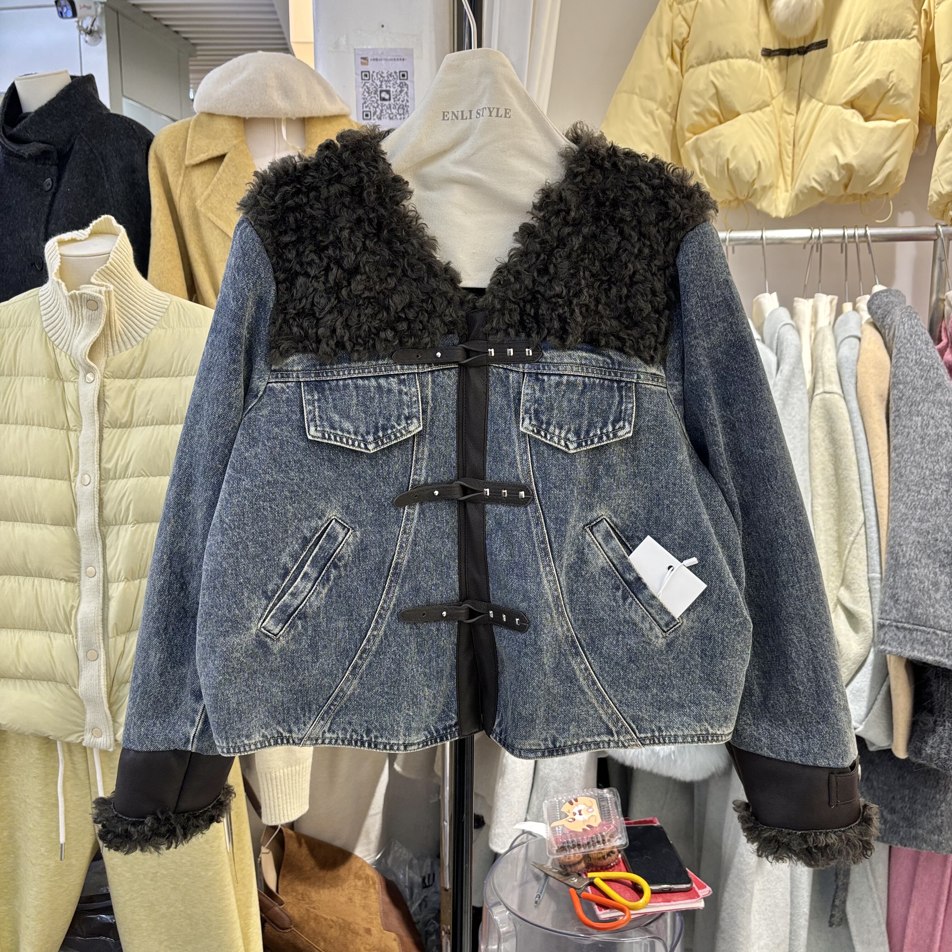 韩版2025冬新款时尚设计感羊卷毛翻领拼接牛仔百搭夹羽绒短外套女