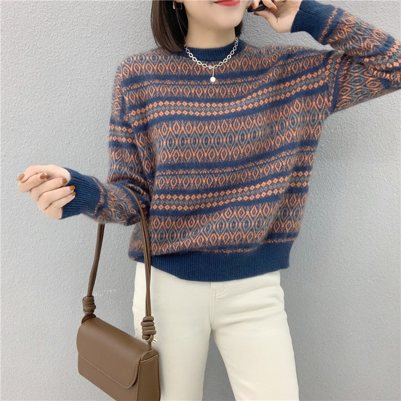 毛衣女秋冬新款2020宽松圆领复古提花条纹浣熊绒套头针织衫上衣潮