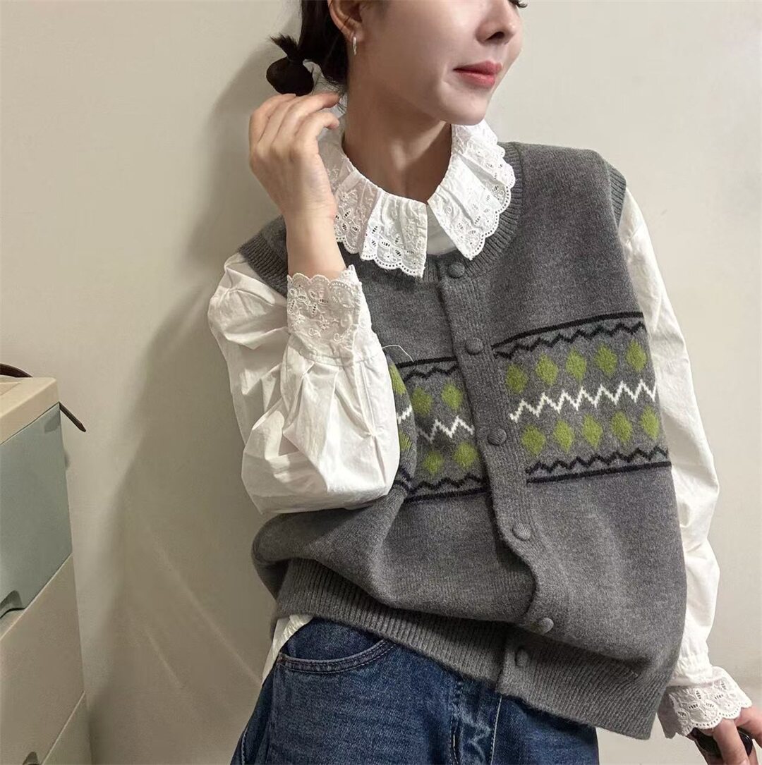 复古学院风复古提花针织马甲女2025冬季新款圆领叠穿纽扣背心开衫