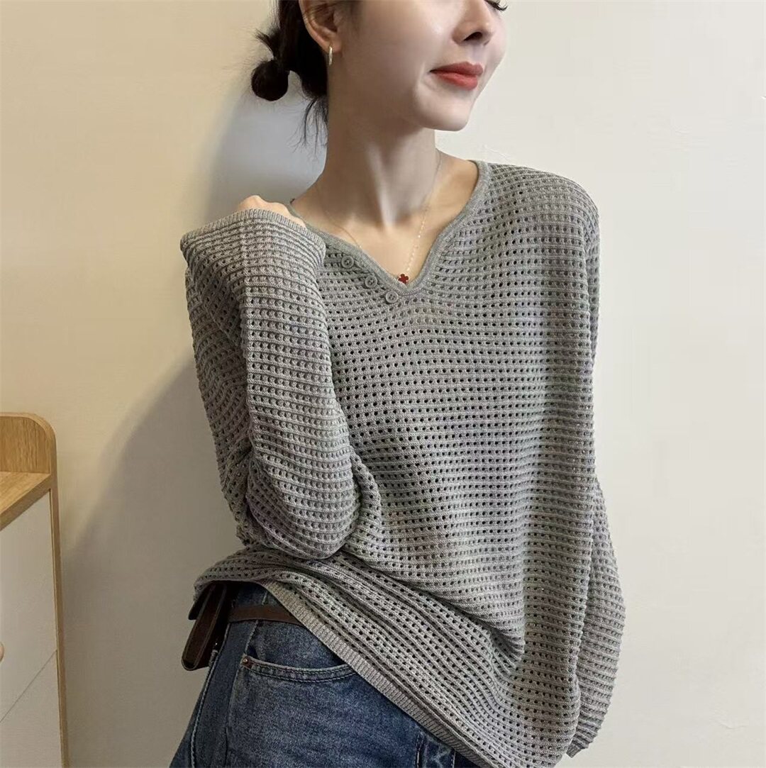 温柔V领拼扣镂空设计针织衫女2026春季新款可外穿内搭上衣885051