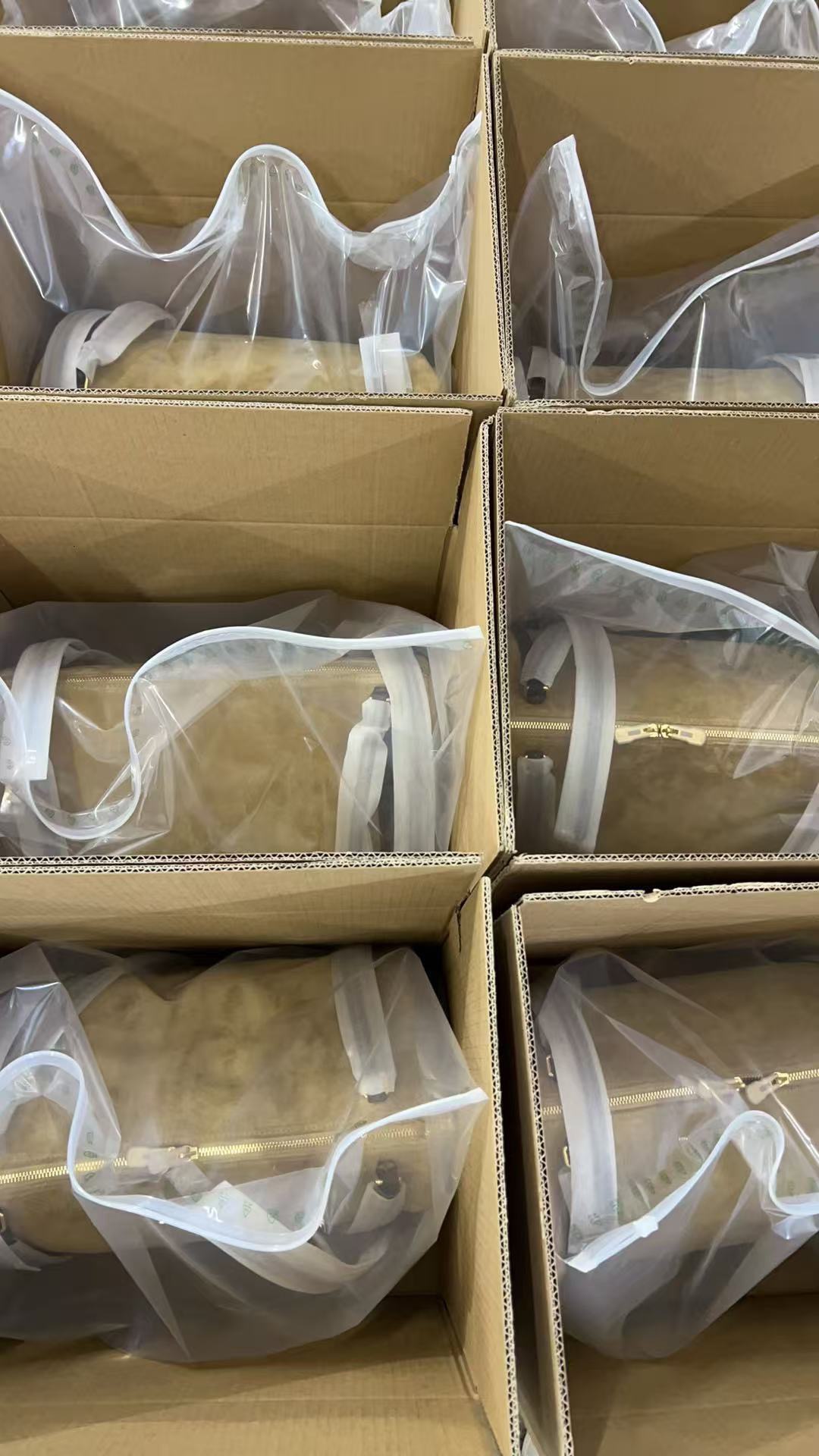 HGIRXV东莞产渠道麂皮Expres女士单肩枕头包全钢五金斜挎包