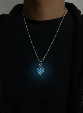 黑暗里的光 无聊的时候玩会发光的项链 生命树吊坠  极简 夜光