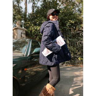 ise“复古巴恩风”连帽菱形格绗缝中长款保暖休闲羽绒服P2541236